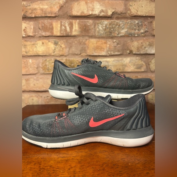 Nike Gray and Pink Athletic Shoes GUC 7 - Picture 2 of 8